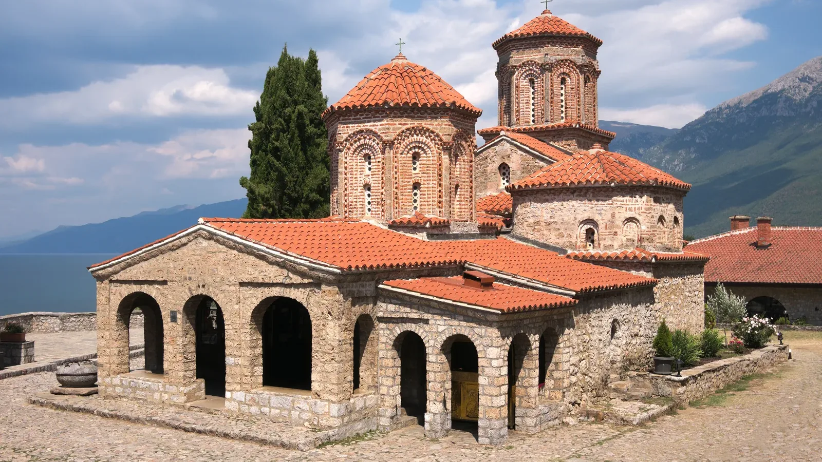 Manastır nedir? Kiliseden farkı ve manastır yaşamı